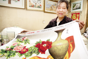 七旬老太繡十字繡攢錢圓孫女大(dà)學夢