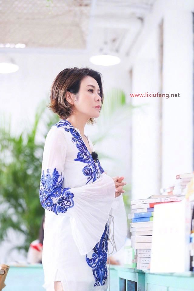 白色刺繡襯衫配短褲簡約優雅，清爽舒适